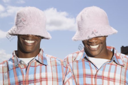 带白色毛帽子的黑人双胞胎兄弟牙很白