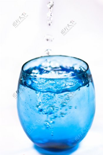 水滴和水杯图片