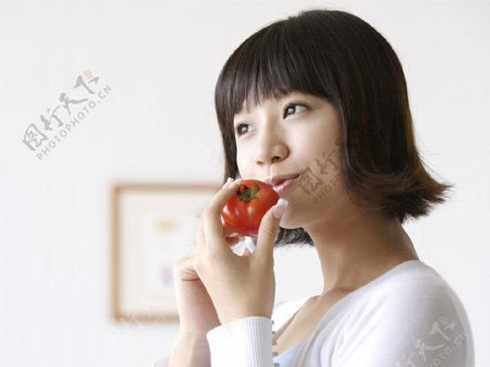 吃西红柿的美女图片
