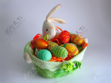 装彩蛋的兔篮子图片