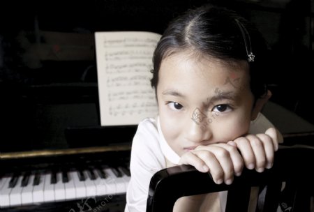 害羞的小女孩学习钢琴图片