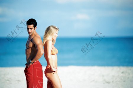 海滩浪漫的情侣图片