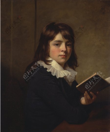 一个持书的男孩儿图片