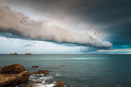 大海云层礁石背景高清图片壁纸