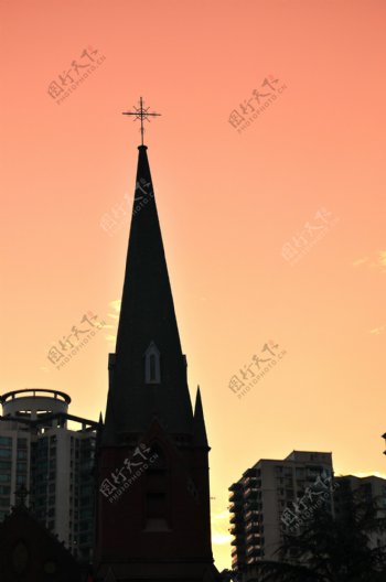 夕阳教堂剪影图片