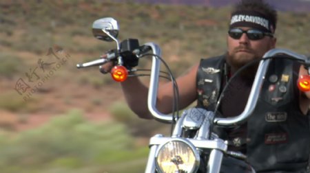 三摩托车骑沙漠公路股票视频视频免费下载