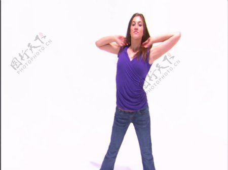 女孩在紫色的衬衫和牛仔裤的股票视频跳舞