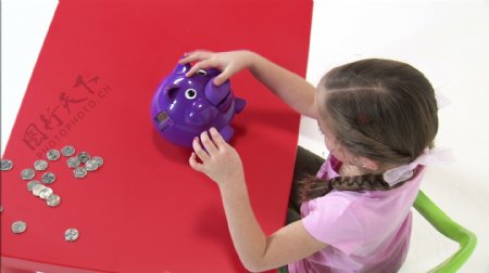 以上的八岁女孩把钱放在银行股票视频镜头