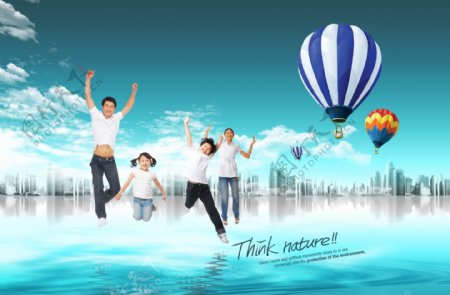 蓝色条纹热气球和跳跃的一家人