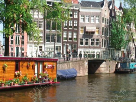 人们走在桥在阿姆斯特丹股市的录像