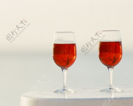 两杯红酒图片