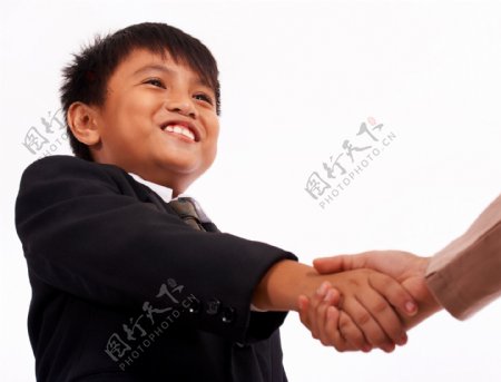 正式的握手与成人的男孩