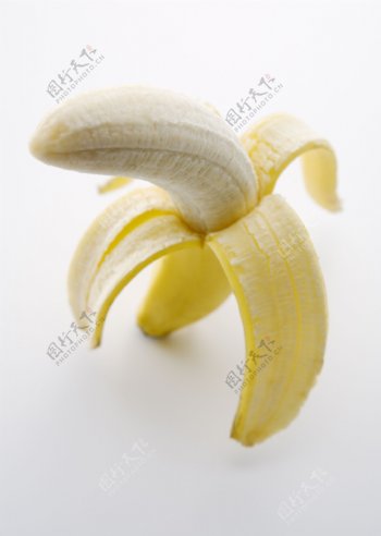 剥到一半的香蕉特写高清下载
