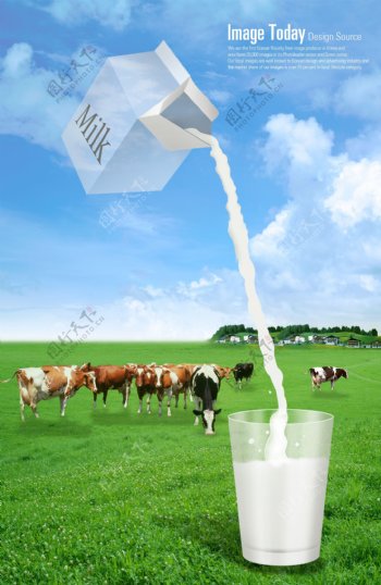 绿色草原和往杯子内倒牛奶