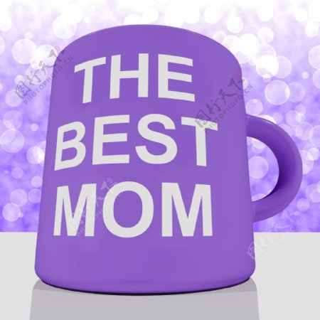 使用背景虚化背景显示一个慈爱的母亲最好的妈妈马克杯