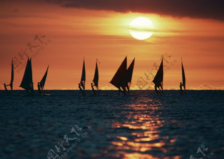 夕阳月光帆船海水海浪