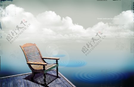 湖边平台上的椅子