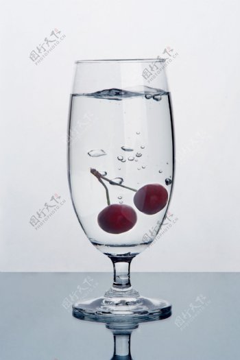 商业玻璃杯子摄影图片
