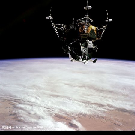 阿波罗9号登月仓飞回地球图片