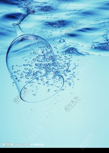 蓝色水和高脚杯图片