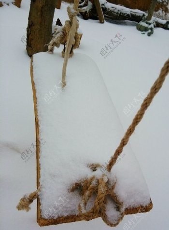 荡秋千雪景图片