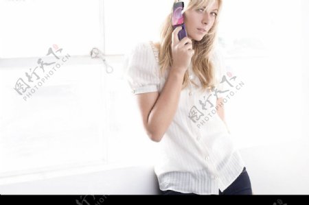 莎拉波娃代言的索尼爱立信手机T707图片