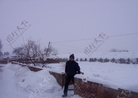 东北农村下大雪扫雪图片