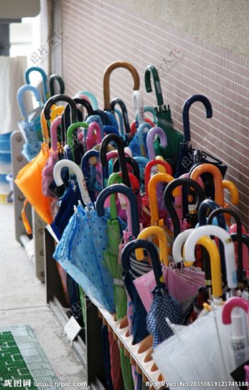 日本小学的伞架图片
