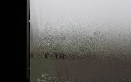 窗户玻璃上的水珠雾气图片