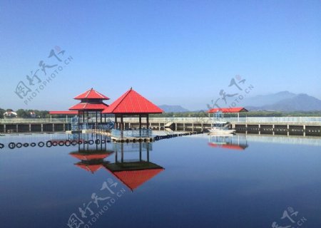 青龙湖的红亭图片