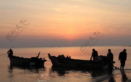 夕阳渔民小船图片