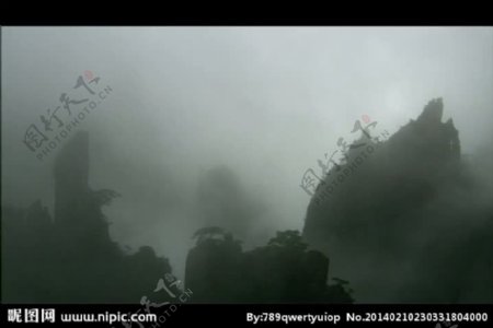 山峰云雾风景画视频