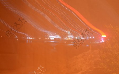 灯火辉煌的杨梅坑夜景图片