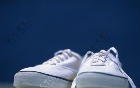 白色帆布鞋图片