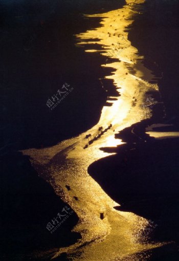 波光粼粼的溪水图片