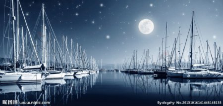 夜空圆月与码头船只图图片