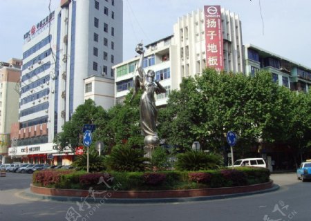 万源城中心广场雕塑图片