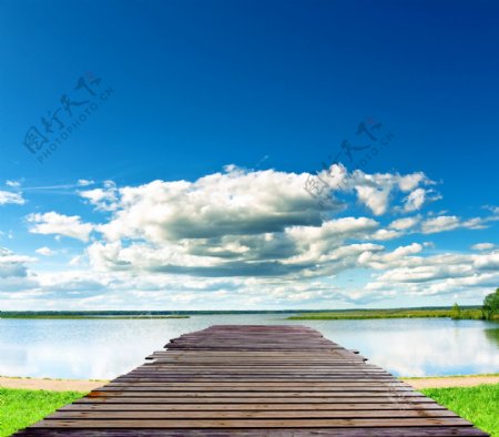 蓝天白云下的木桥图片