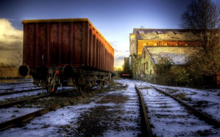 古老的铁轨和火车车厢图片