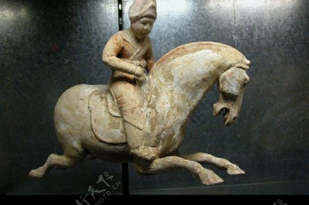 唐三彩妇女骑马俑图片