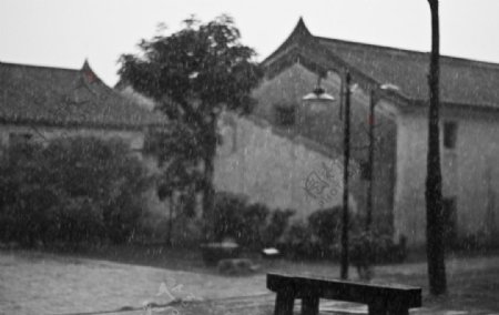 大雨中的村落图片