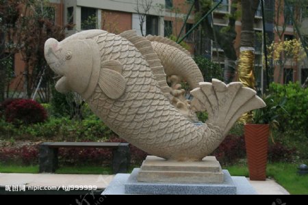 居民小区的鱼雕塑图片
