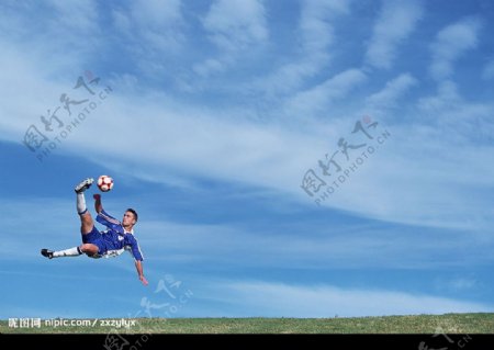 和足球一起飞翔图片