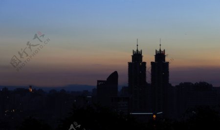 夕阳下的高楼图片