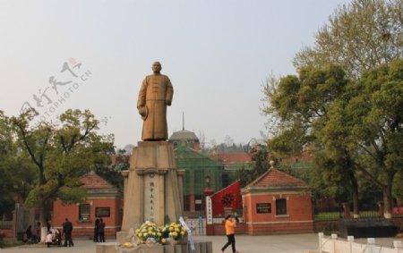 辛亥革命纪念馆前的孙中山雕像图片