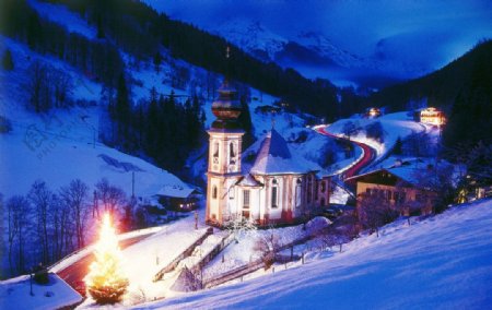 国外圣诞雪山雪景灯火通明图片