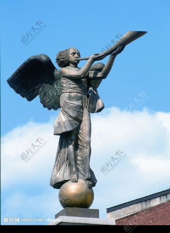 吹号角的天使铜像图片