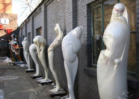 2010冬季北京798艺术区内联排夸张人物雕塑图片