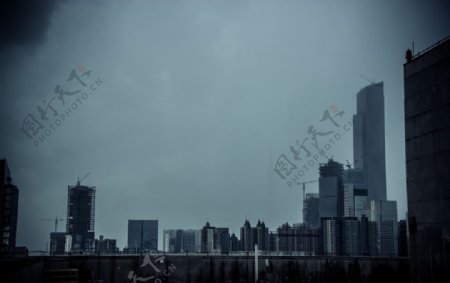 大雨中的高楼图片