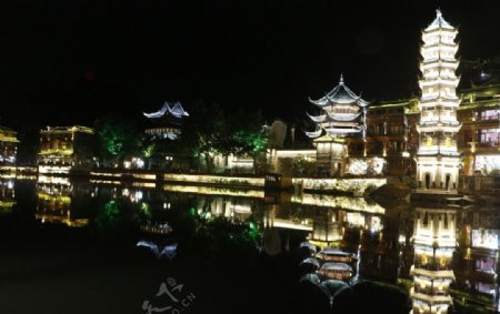 美丽的凤凰古城夜景图片